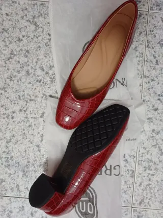 Zapatos rojos tacón bajo cocodrilo