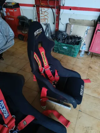 Baquets Sparco con arnés en buen estado