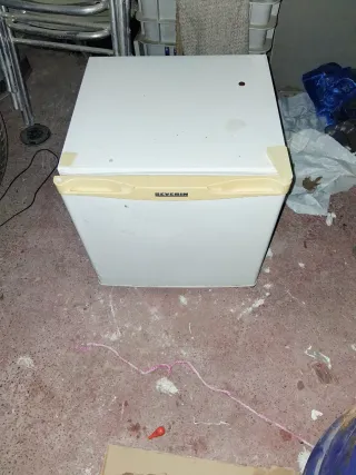 Nevera pequeña blanca