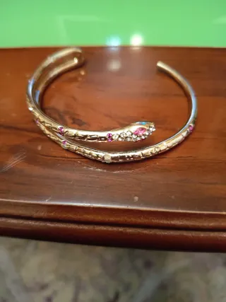 Pulsera Serpiente Dorada con Piedras Rosas