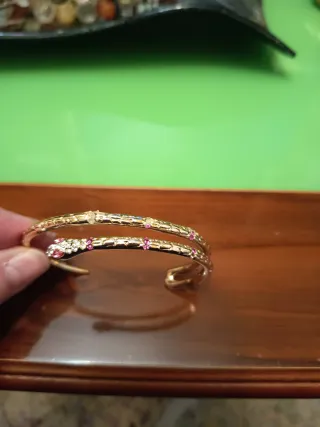 Pulsera Serpiente Dorada con Piedras Rosas