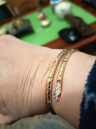 Pulsera Serpiente Dorada con Piedras Rosas