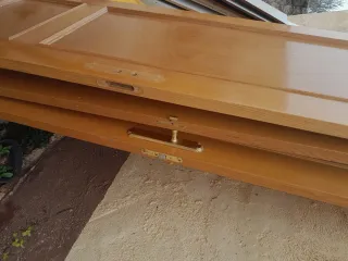 Puerta de roble con cristal y manilla