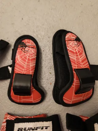 Casco y protectores Spiderman