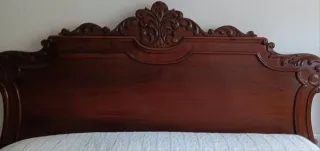 Cabecero de cama de madera tallada