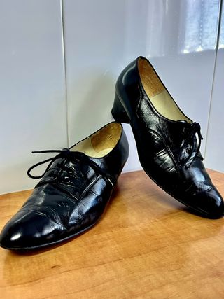 Zapatos de señora negros de charol