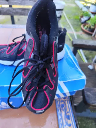 Zapatilla Nike Negra y Roja Sin Usar