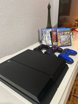 PS4 Negra + 3 Mandos