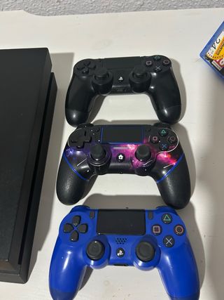 PS4 Negra + 3 Mandos