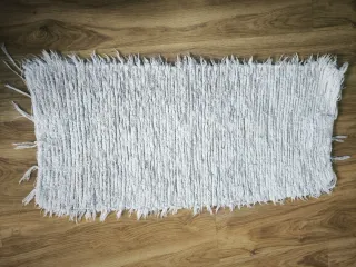Alfombra de tela gris y blanca