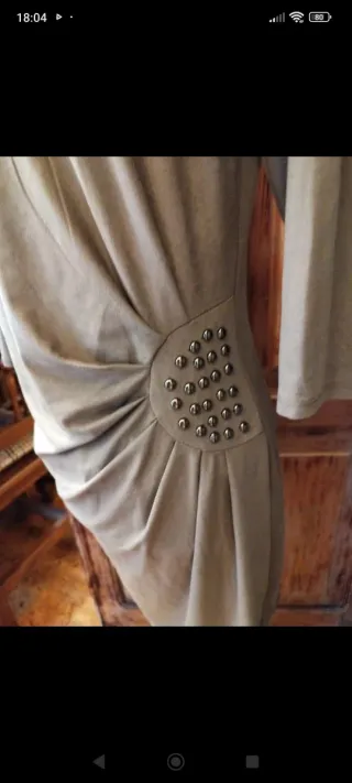 Vestido elegante antelina color ratón con drapeado