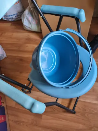 Silla orinal ortopédica azul sin usar