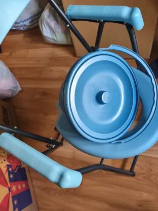 Silla orinal ortopédica azul sin usar