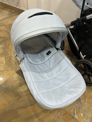 Carro de bebé azul claro casi nuevo