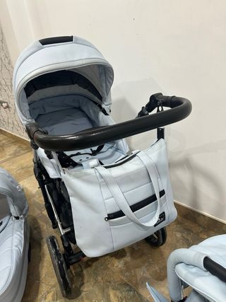 Carro de bebé azul claro casi nuevo