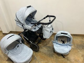 Carro de bebé azul claro casi nuevo