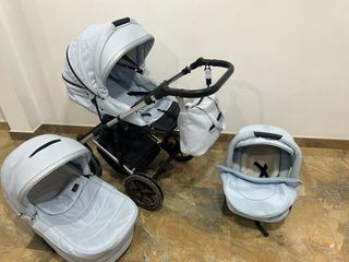 Carro de bebé azul claro casi nuevo