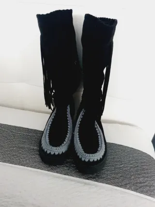 Botas altas negras y grises