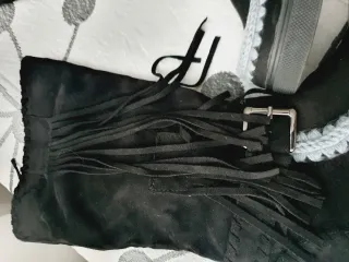 Botas altas negras y grises