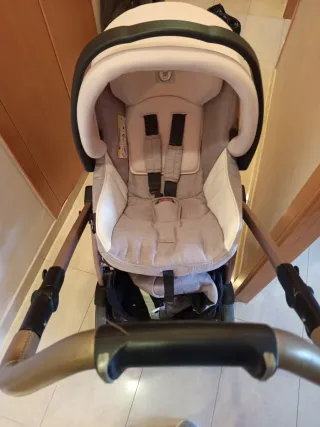 Carro seminuevo cuco y silla