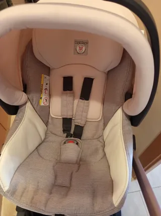 Carro seminuevo cuco y silla