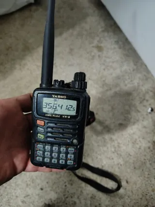 Radio Yaesu VX-6 Caza con cargador