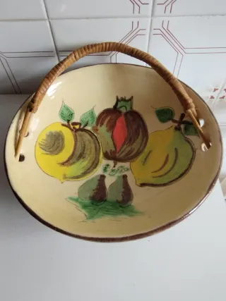 Frutero de cerámica con asa de mimbre