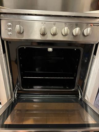 Cocina de gas 4 fuegos y horno. Zona Ampordá.