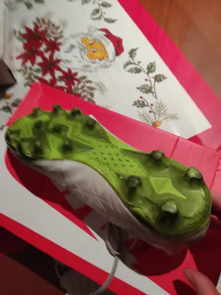 Botas de fútbol Adidas blancas y verdes