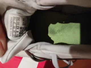 Botas de fútbol Adidas blancas y verdes