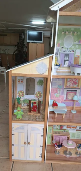 Casa de muñecas de madera