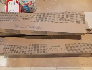 Suelo porcelánico imitación madera.