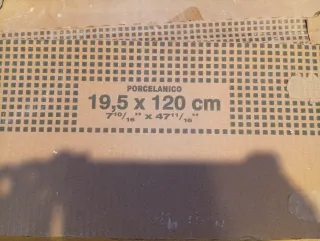 Suelo porcelánico imitación madera.