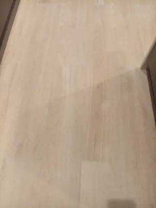 Suelo porcelánico imitación madera.