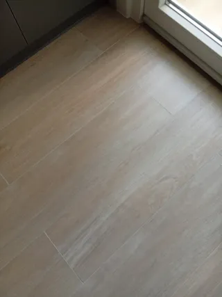 Suelo porcelánico imitación madera.