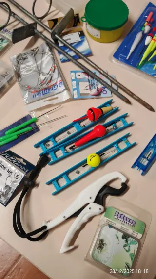 Lote de pesca: flotadores, anzuelos y más