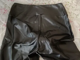 Pantalón polipiel negro