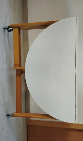 Mesa plegable con ruedas y frenos