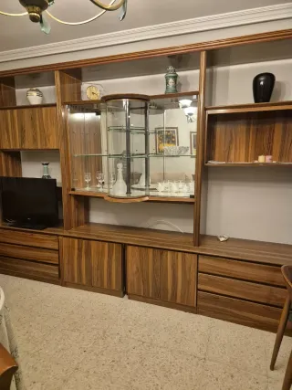 Mueble de madera y cristal