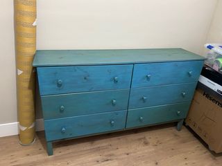 Cómoda de madera azul y verde