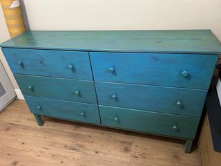 Cómoda de madera azul y verde