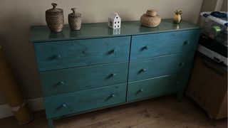 Cómoda de madera azul y verde