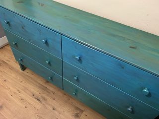 Cómoda de madera azul y verde