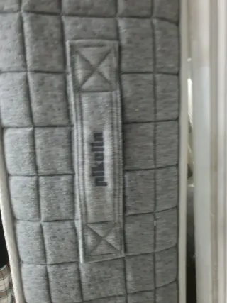 Cama doble con 2 colchones