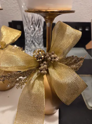 Adorno de fiesta dorado con velas