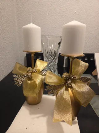 Adorno de fiesta dorado con velas