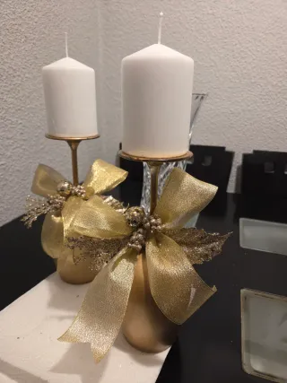 Adorno de fiesta dorado con velas
