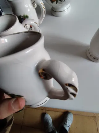 Jarra y tazas de cerámica con frutas