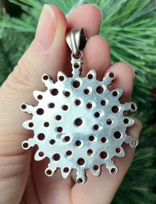 Gran colgante rosetón de granated y plata 925