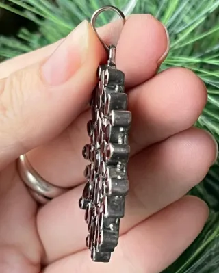 Gran colgante rosetón de granated y plata 925